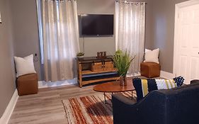 The Villa-Suite # 3 At Federal Hill *New 2 Bedroom Apt On Atwells Ave